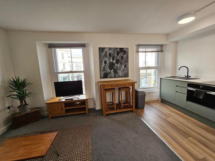 Beautiful And Bright !! Town/Harbour Apartment #1 Penzance Exterior photo